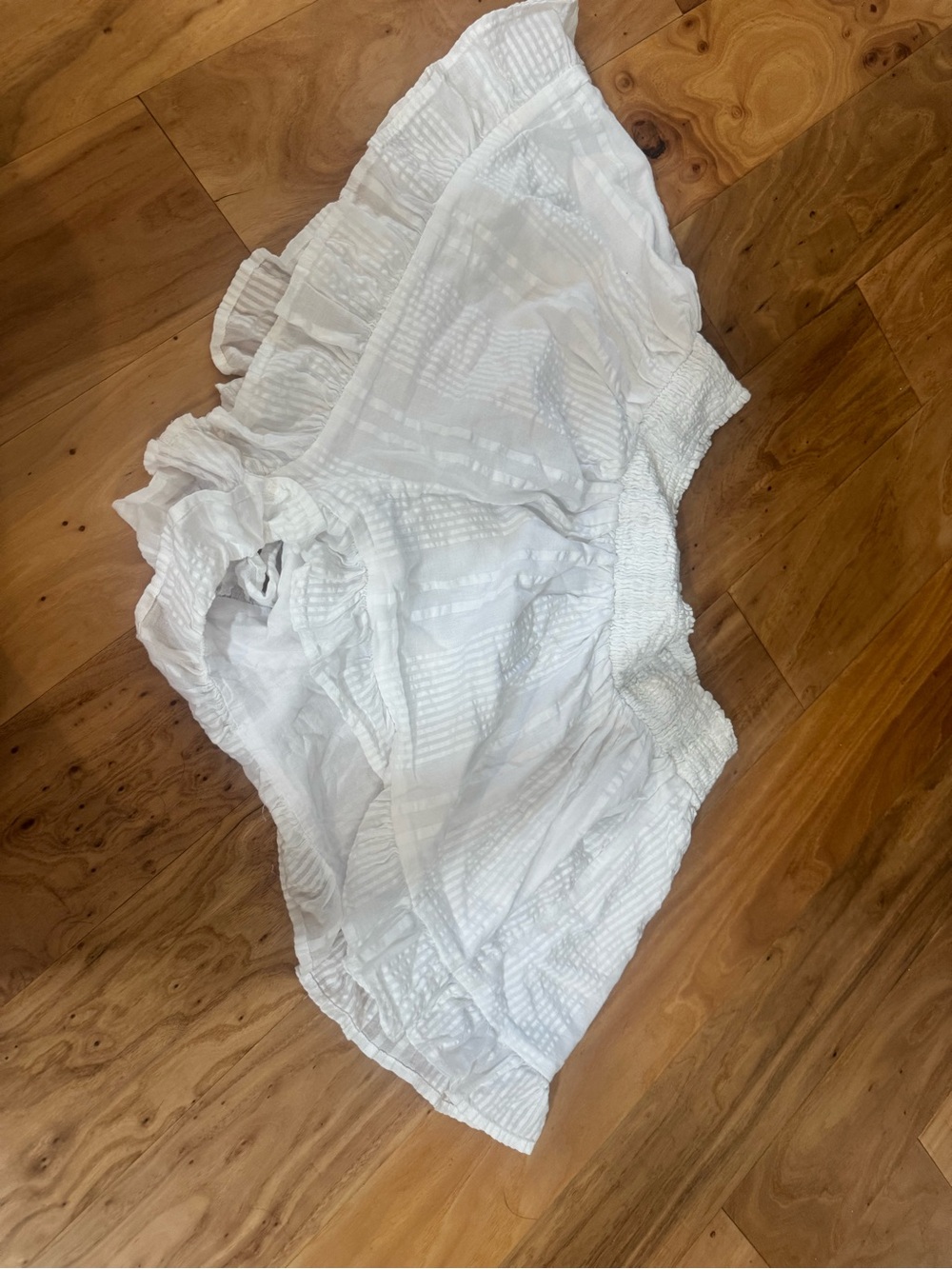 NWT Aerie Seersucker White Textured Ruffle Shorts - Picture 1 of 3